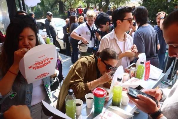 Abre taquería de Dua Lipa entre filas y reclamos