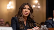 Demócratas piden a Kristi Noem que renuncie
