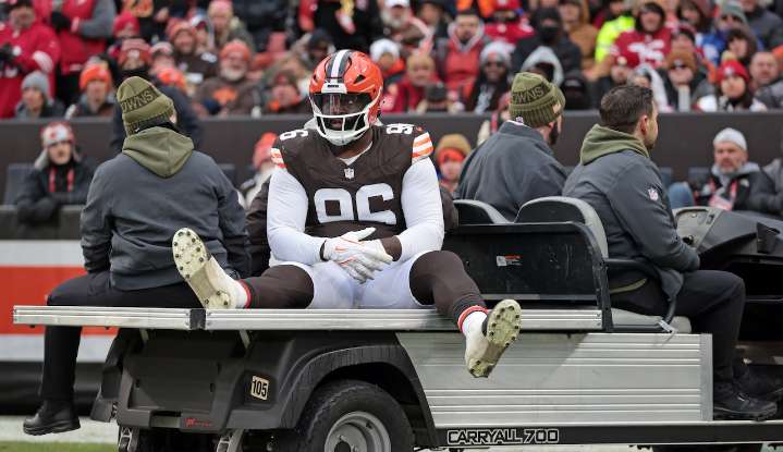 Browns DT Maliek Collins to undergo season-ending quad surgery; Wyatt Teller out this week