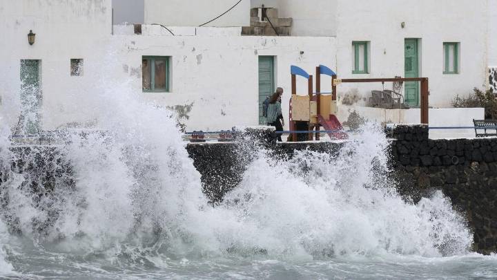 Rescatan a dos pescadores, uno en estado crítico, arrastrados por las olas