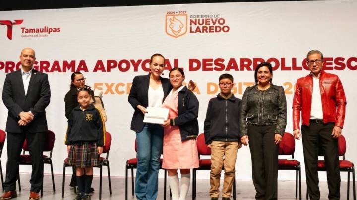 Impulsan educación de Nuevo Laredo con entrega de tablets a alumnos destacados
