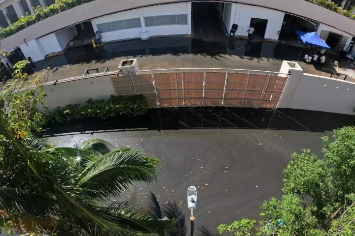 Activista expone rebosamiento de aguas residuales en hotel de Playa del Carmen