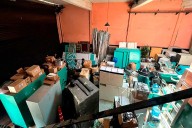 Detuvieron a la tesorera de Sur Finanzas que se estaba llevando cajas y celulares…