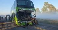 Un chofer murió y 50 pasajeros resultaron heridos en choque entre un micro y un camión