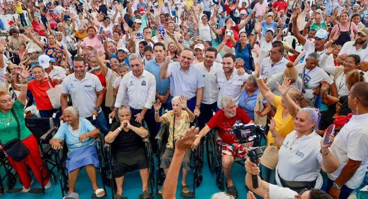 Alcalde entrega ayudas a 1.500 adultos mayores en condición de discapacidad y pobreza La administración distrital marcó un hito social en la historia reciente de Santa Marta, al entregar la mayor dota