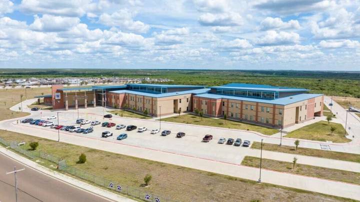Estudiante de Laredo recibe correctivo por llevar arma de combate en su vehículo
