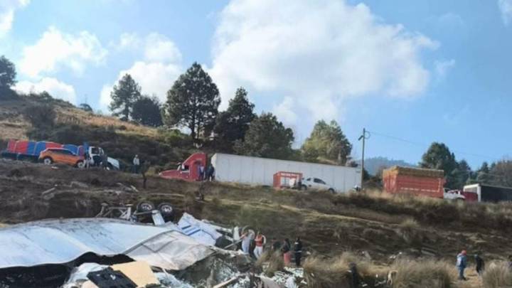 Vuelca un tráiler y hacen rapiña en la carretera Toluca