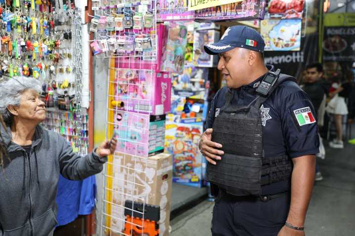 Casi 300 elementos de seguridad resguardan a visitantes y comerciantes del Tianguis Navideño de Jardines de Morelos, Edomex