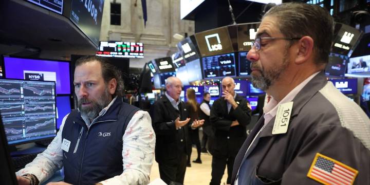 Mercados: caen los bonos y sube el riesgo país después de la emisión de nueva deuda en dólares