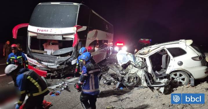Dos muertos y dos heridos deja colisión frontal entre bus y auto en la región de Tarapacá