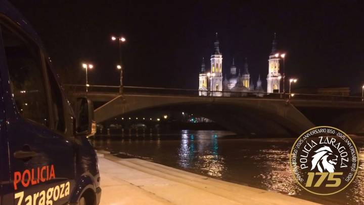 Un joven roba un bolso a una mujer y se tira al Ebro huyendo de la Policía