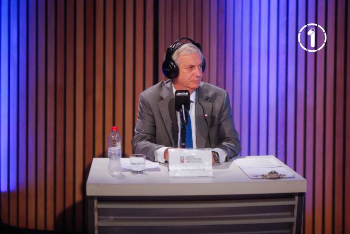 Kast intensifica críticas a Maduro en debate ARCHI: “Ojalá que se vaya… le quedan 98 días”