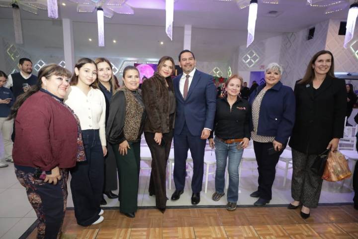 Disfrutan del Tercer Bazar Navideño del DIF Municipal