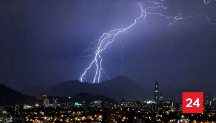 Con precipitaciones aisladas: Meteorología avisa por tormentas eléctricas en RM y otras 4 regiones