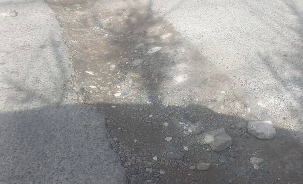 Vecinos reclaman por un enorme pozo en la calle Entre Ríos