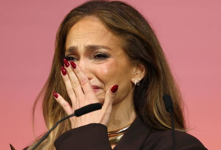 Jennifer Lopez rompe a llorar