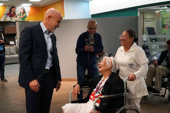 Banco Azteca fortalece su compromiso con la inclusión: entrega 200 sillas de ruedas en 2025