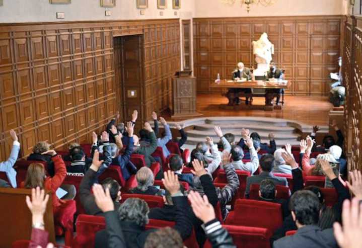 Más de cien catedráticos exigen respetar terna original para Facultad de Derecho