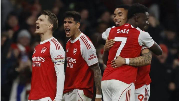 Arsenal derrotó a Wolverhampton y sigue liderando la Premier League