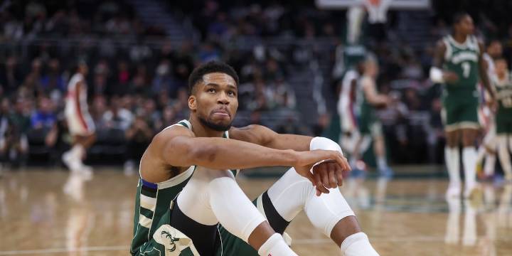 Antetokounmpo undergoes MRI after leaving Bucks’ game with Pistons due to right calf strain