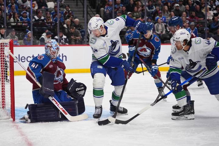 Nathan MacKinnon, Avalanche keep hot start rolling with win against Canucks