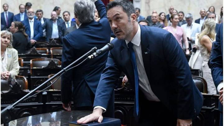 Luis Petri oficializó su renuncia al Ministerio de Defensa de la Nación