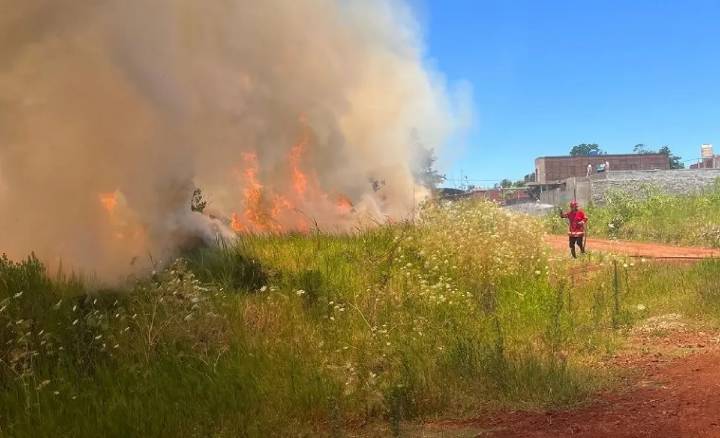 Amplio operativo para sofocar un incendio de pastizales en Oberá