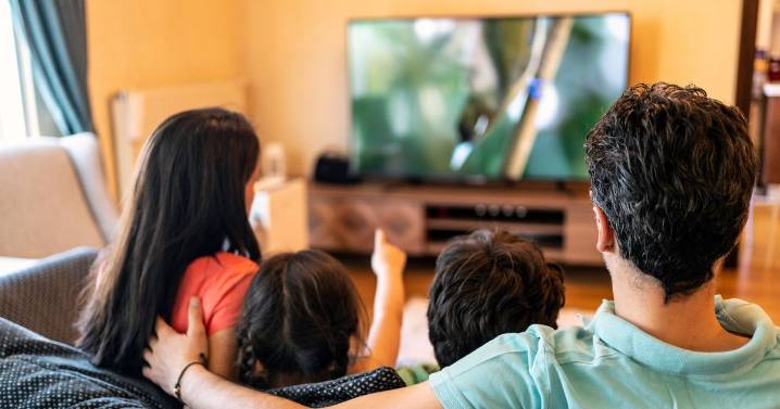 Thousands demand end to BBC licence fee - 'replace with adverts or paywall'