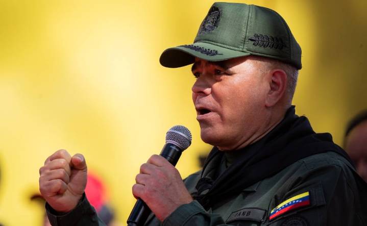 Venezuela está "alzada" y en "rebeldía" contra EU, dice ministro de Defensa