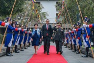 Colocación de ofrenda floral a cargo del presidente de la República, José Jerí, en la Plaza de la Independencia