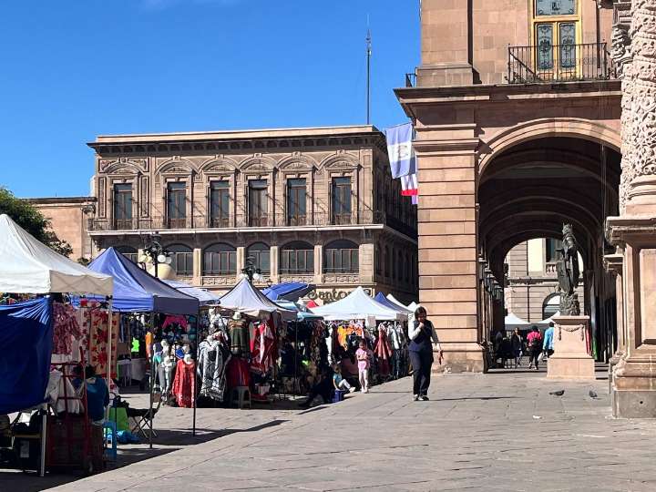 EXHORTAN A AUTORIDADES A REGULAR MANIFESTACIONES Y NO PERMITIR EL COMERCIO IRREGULAR EN LA VÍA PÚBLICA