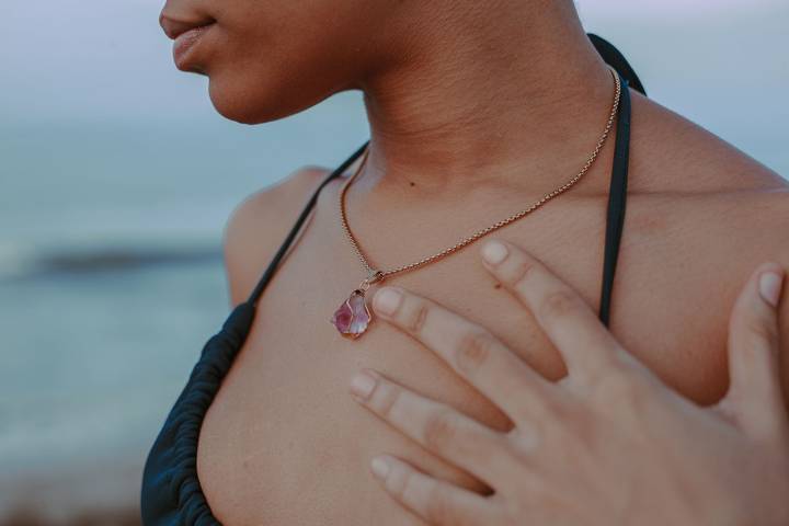 Teen Refuses to Forgive Mom After Half Sisters Break Necklace from Late Father