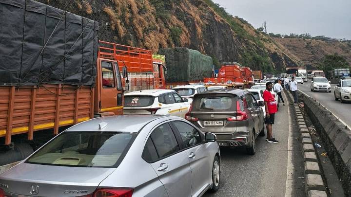 Traffic Chaos On Mumbai–Pune Expressway: Long Jam Near Bor Ghat Frustrates Commuters