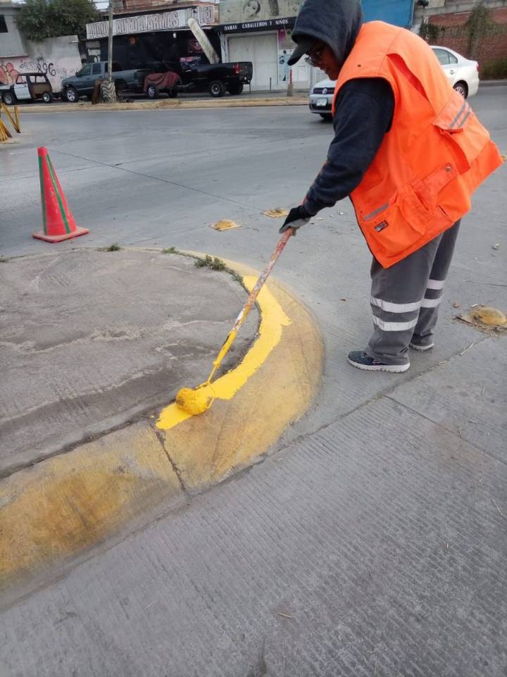 Gobierno de la Capital mejora la imagen urbana con pintado de guarniciones en la calle Belisario Domínguez