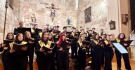 La Vellés disfruta de los villancicos del Coro Tomás Luis de Victoria