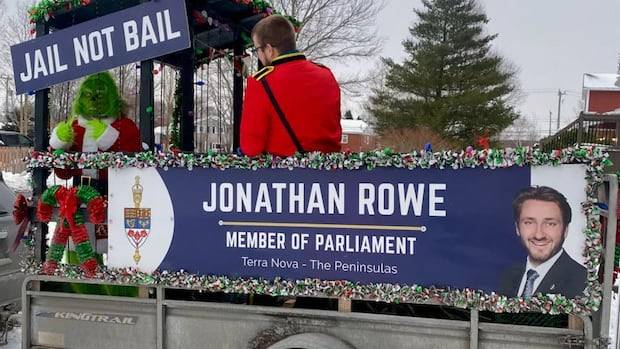 With the Grinch behind bars, this N.L. MP brings 'jail not bail' message to local Christmas parade