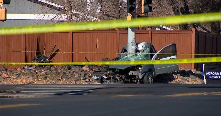 Aurora police pursued stolen car for less than a minute before it struck pole, killing 2 inside