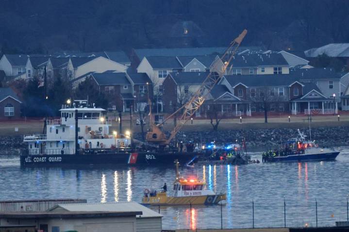 Congress considers requiring US military to use helicopter safety alerts near DC airport, report near misses