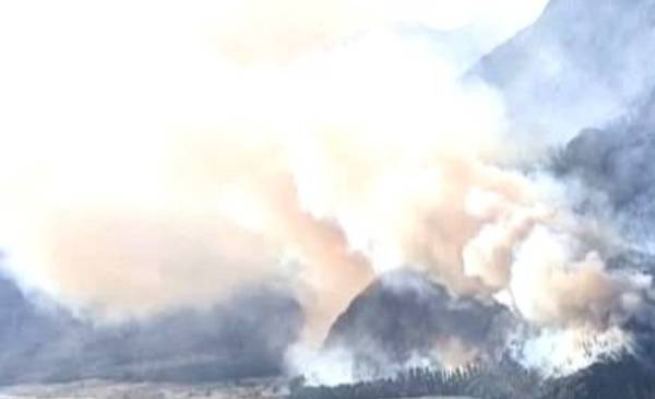El incendio forestal en El Turbio está fuera de control y en un terreno escarpado que hace difícil el acceso