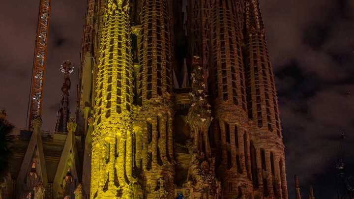 La Sagrada Família ilumina la única torre que Gaudí vio completada en vida
