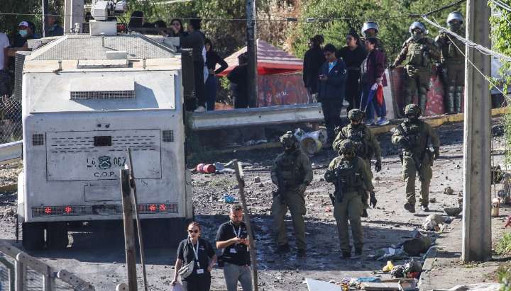 Tres detenidos y un carabinero lesionado tras incidentes en desalojo de toma en el Cerro 18 en Lo Barnechea