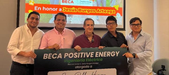 Entregan beca en Ingeniería Eléctrica a uno de los mejores resultados de las Pruebas Saber 11