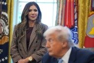 Noem propone a Trump prohibir viajes a EE.UU. a personas de países que enviaron “invasores”