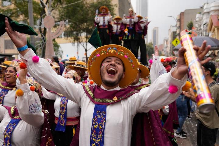 El Carnaval de Negros y Blancos de Pasto se toma la Plaza de Bolívar en Bogotá con un despliegue cultural sin precedentes