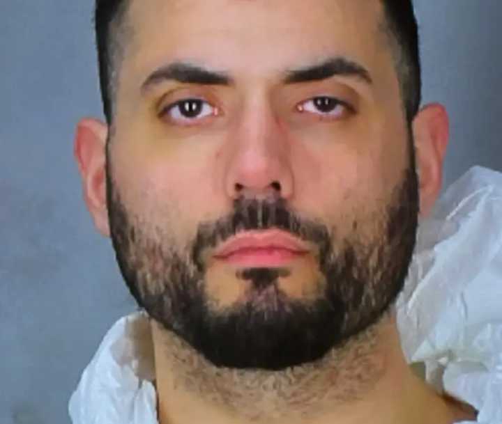 Hijo trastornado acusado de apuñalar mortalmente a sus padres