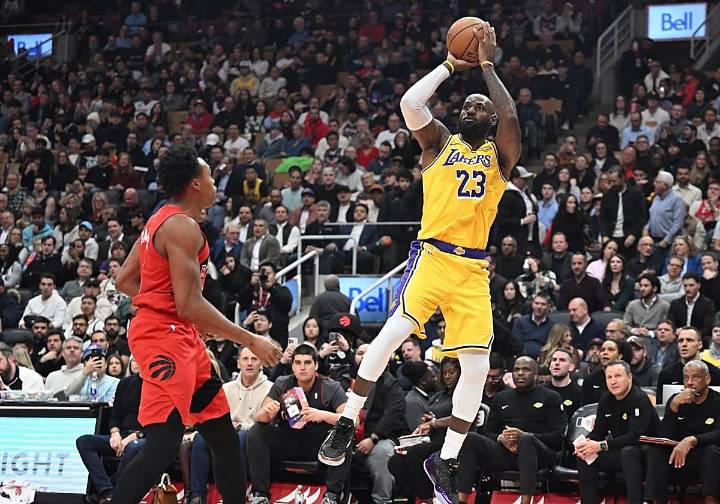 LeBron termina su racha de 1.297 partidos con dobles dígitos de anotación