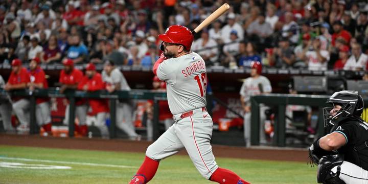 Pirates offer Kyle Schwarber four-year contract (report)