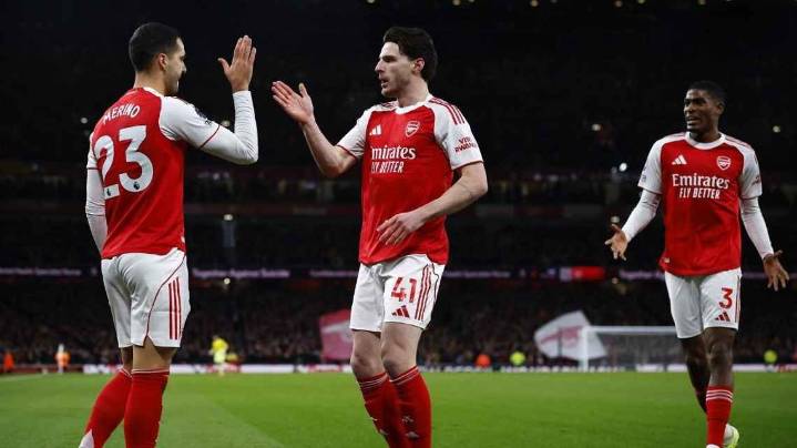 Arsenal ganó 2-0 y se mantiene como líder