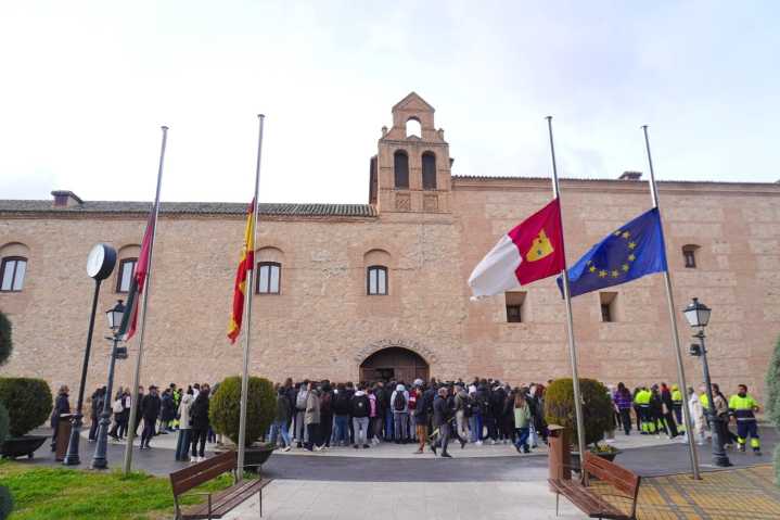 Torrijos se une en el luto por la vecina asesinada y se alza contra la violencia machista