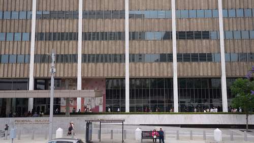 Arrestan a un hombre que arrojó bombas molotov contra edificio del ICE en Los Ángeles